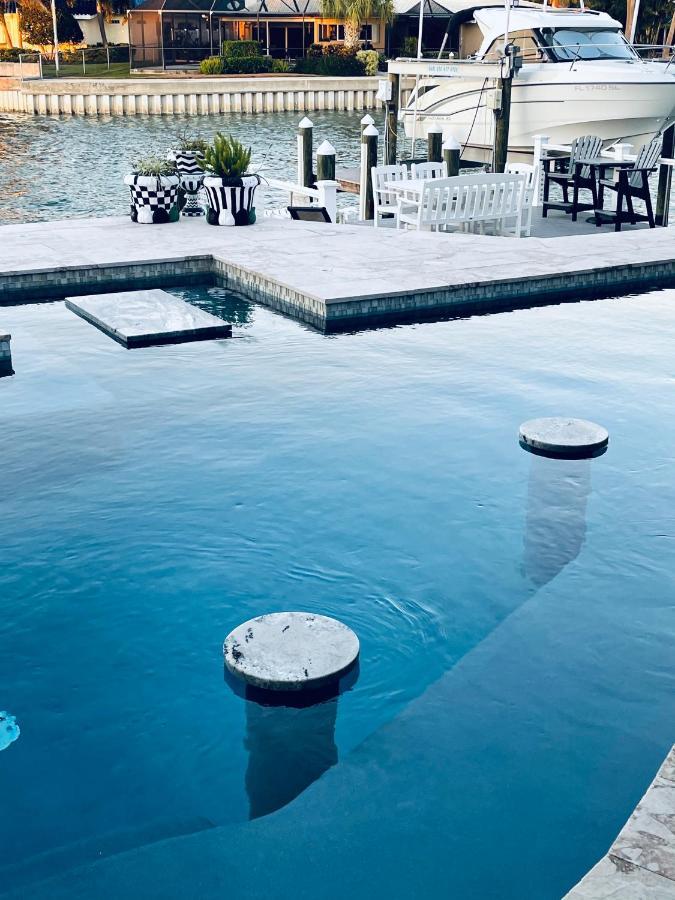 Modern Waterfront Pool & Hot Tub Paradise Сент-Пітерсбург Екстер'єр фото